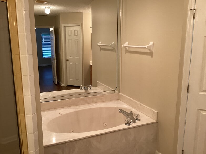 Building Photo - 468 Hillside Dr