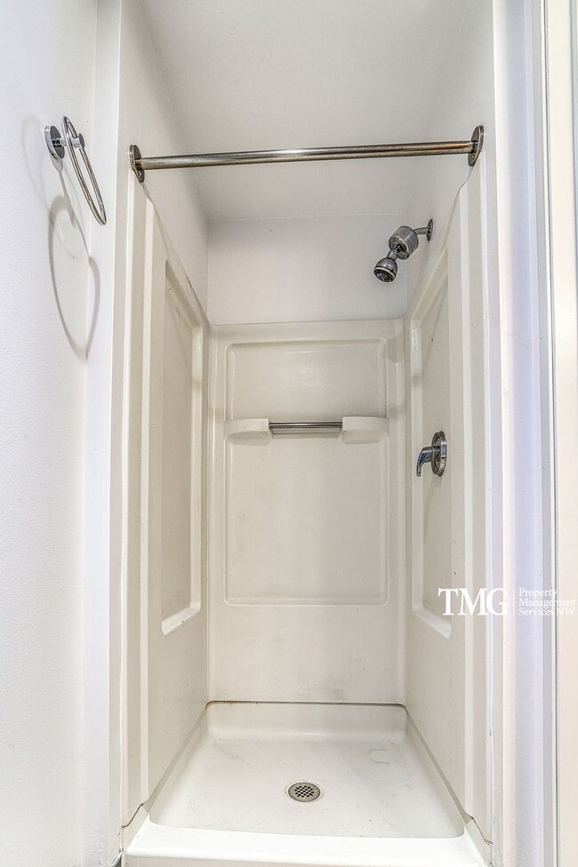 Building Photo - 2 Bed 2 Bath Downtown 3rd Floor Condo Wate...