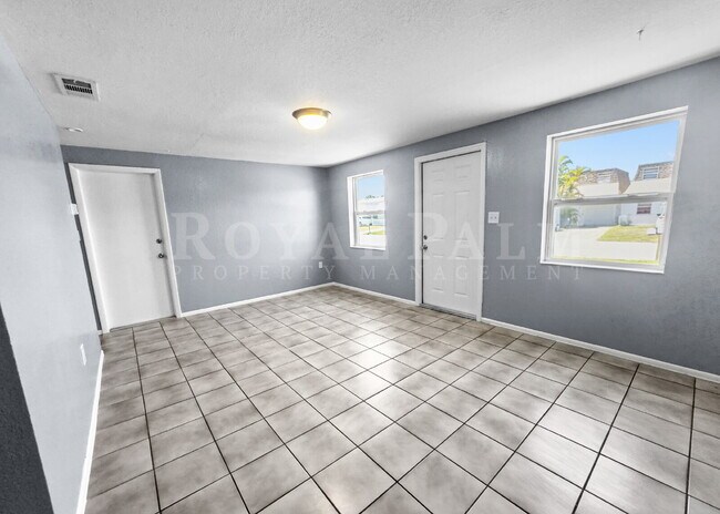 Building Photo - 6617 Warwick Cir