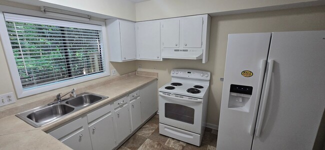 Building Photo - Townhome convenient to shopping and schools