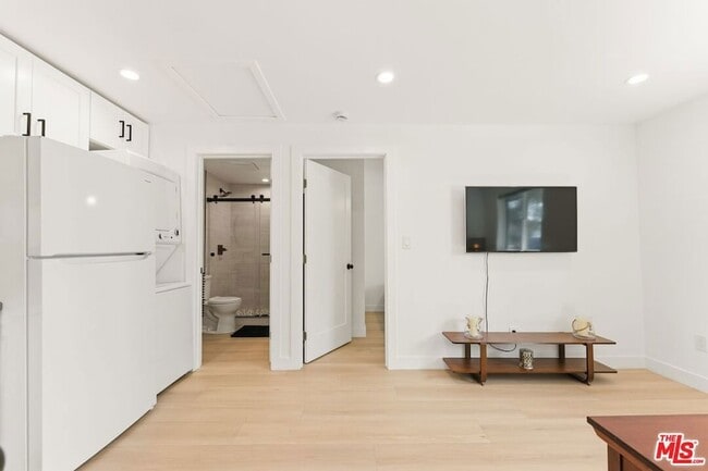 Building Photo - 7103 Hatillo Ave