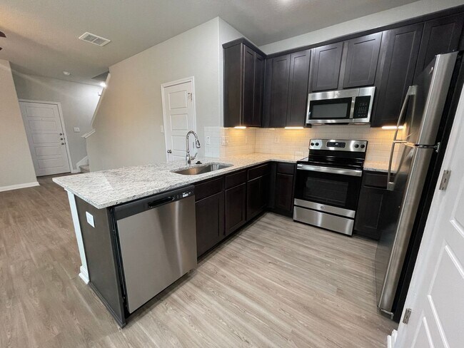 Building Photo - 3 Bedroom, 2.5 Bathroom, Two-story Duplex ...