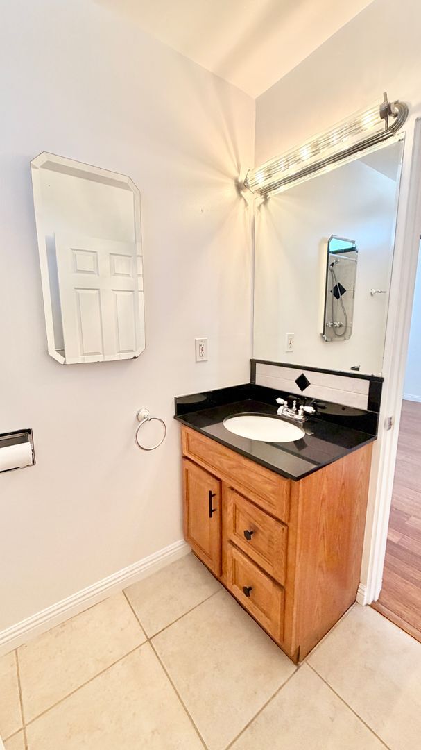 Building Photo - Darling Single Story Home, Blocks from the Beach, Amazing Location, & Close to Everything!
