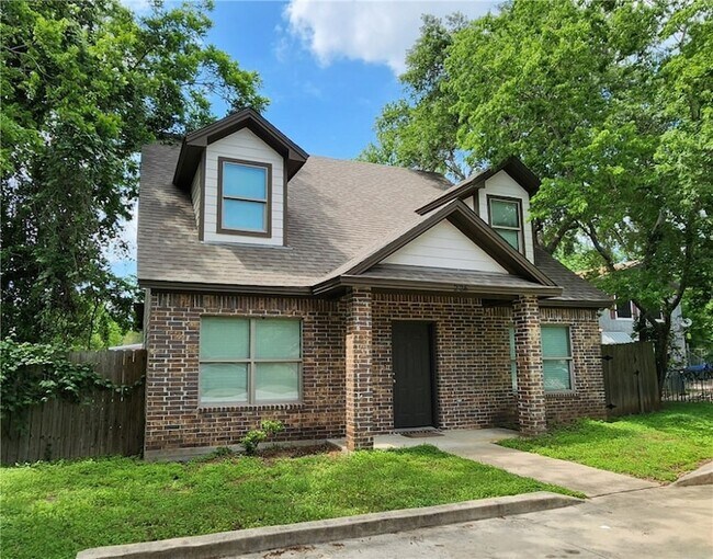 Building Photo - 226 Lynn Dr