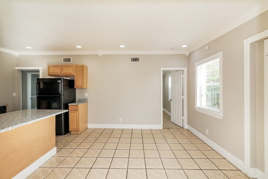 Building Photo - 395 Plum Tree Dr