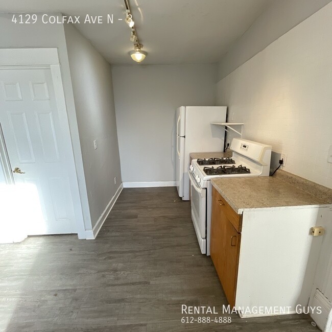 Building Photo - Nice 2 Bedroom! Laundry included, Off stre...