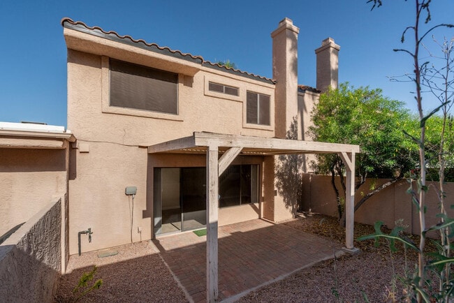 Building Photo - 1656 N Sierra Vista Dr