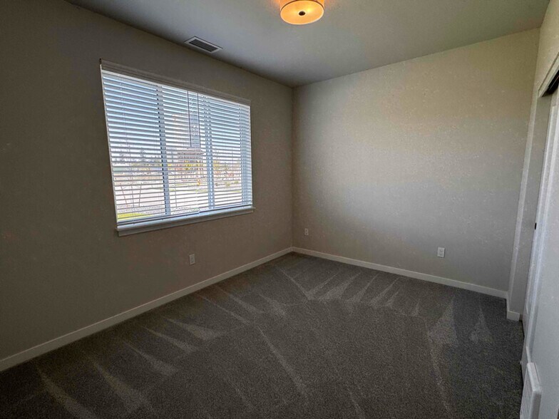 Building Photo - 896 E RR Ave