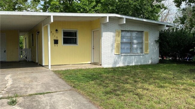 Building Photo - 1409 E Mistletoe Ave