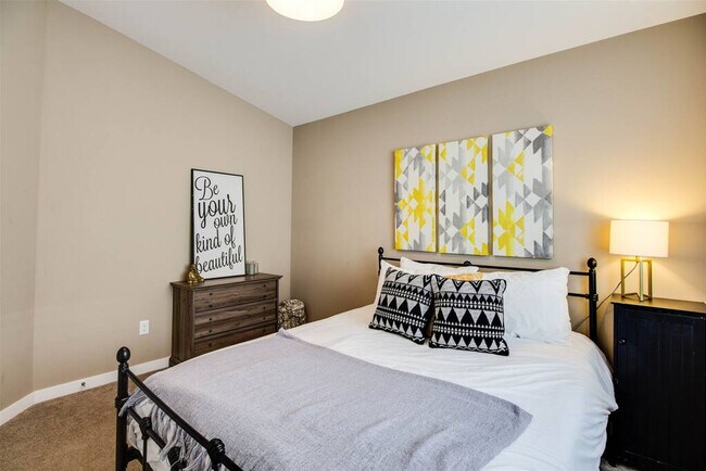 Building Photo - 525 SE Gleneden Place