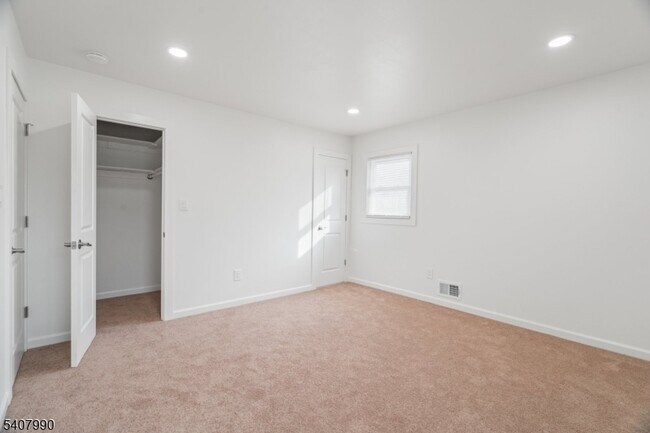 Building Photo - 114 Grove St