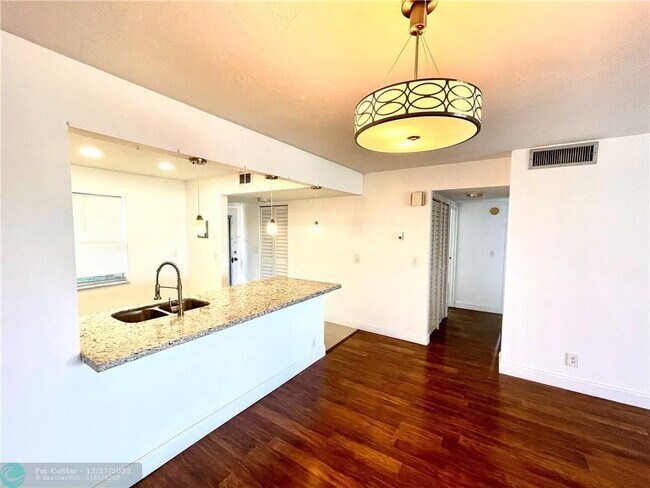 Building Photo - 2821 Somerset Dr