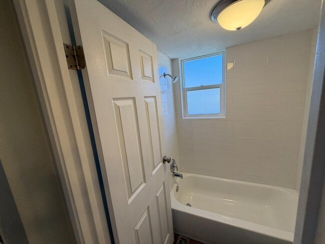 Building Photo - 65 E 600 S