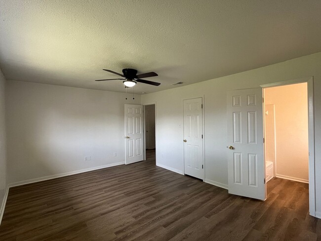 Building Photo - Recently Updated South Side Home!