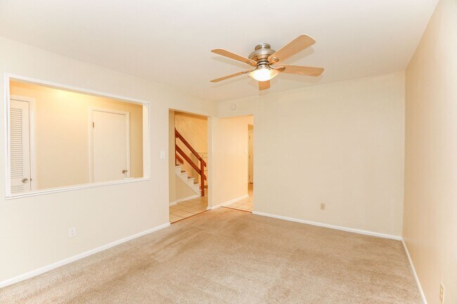 Building Photo - Spacious Townhome Move in Ready!!