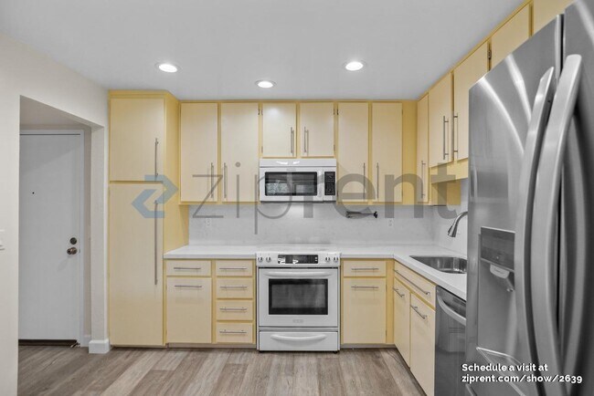 Building Photo - 49 Showers Dr