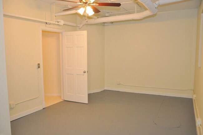 Building Photo - 2550 Pillsbury Ave