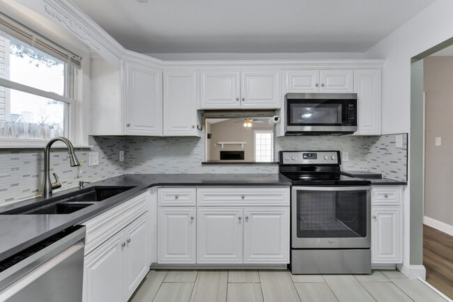 Building Photo - 1400 Riverside Dr