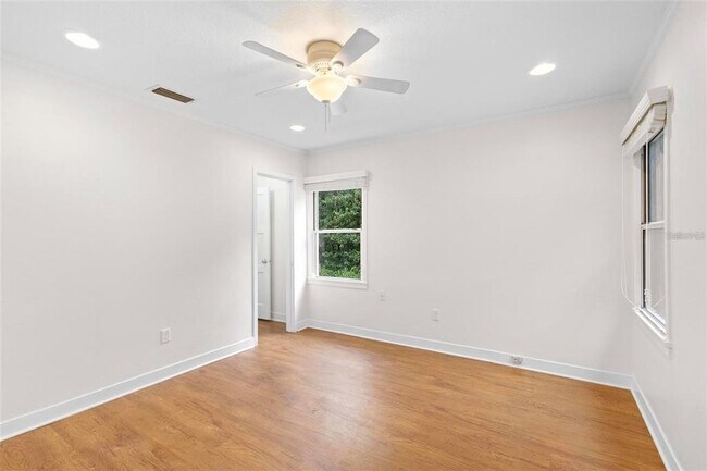 Building Photo - 605 N Amelia Ave