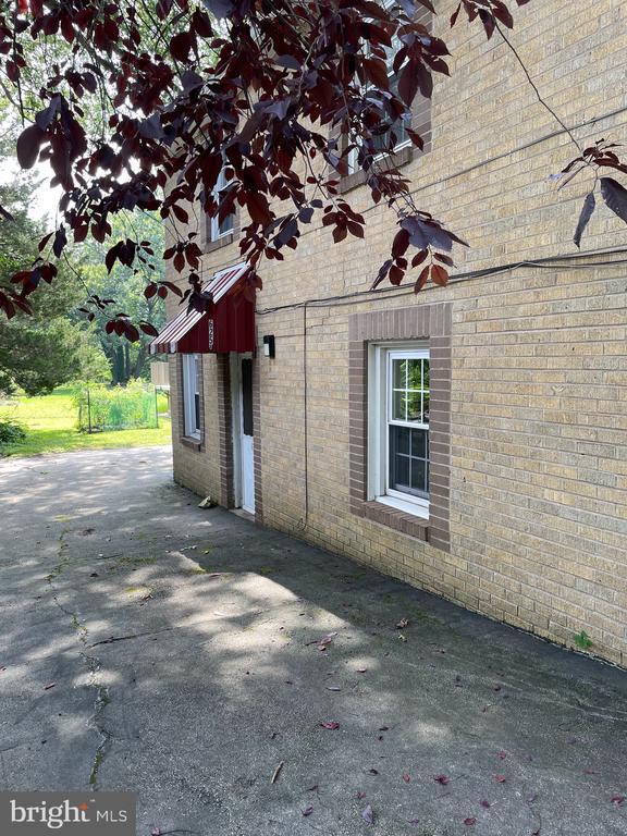 Building Photo - 625 Lakeside Ave