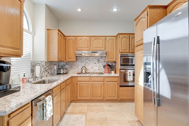 Building Photo - Beautiful Single Story Home !
