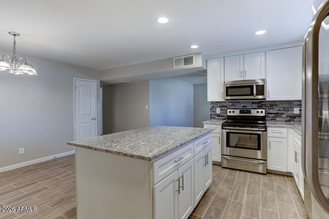 Building Photo - 1527 W Huntington Dr