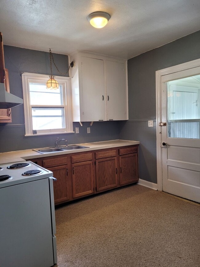 Building Photo - 421 W King St