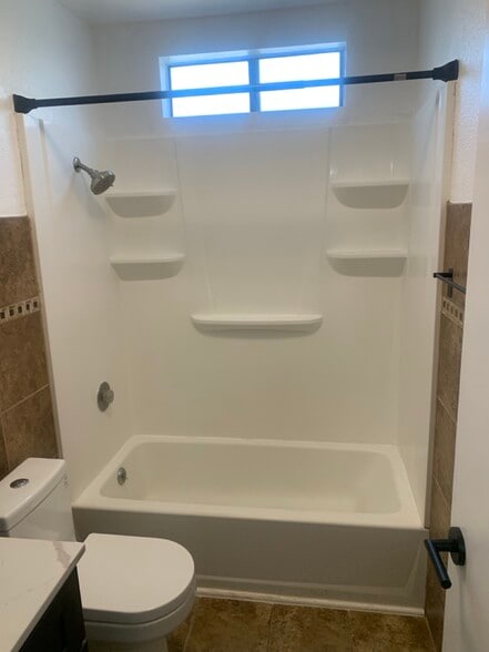 Bathroom - Shower/Tub Combo - 608 Virginia St