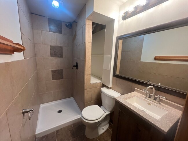 Building Photo - Great Split Entry in LaVista