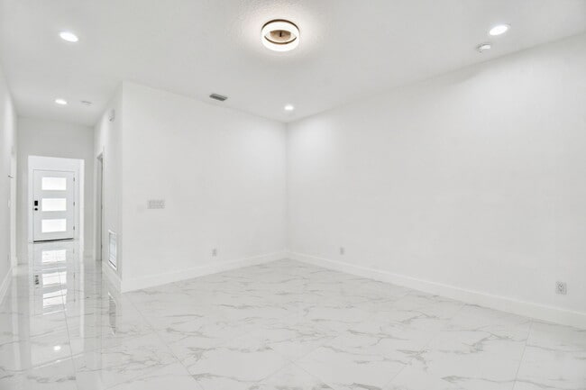 Building Photo - 1403 W 9th St