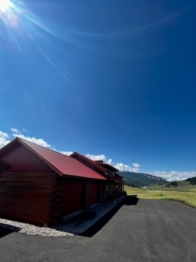 Building Photo - Fully Furnished Cabin Available - 10 Minut...