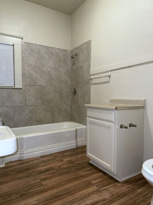 Building Photo - Endearing 2/1 Available Now!!!