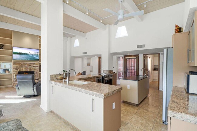 Building Photo - Beautiful 5 bed/4 bath + Den in Desirable Paradise Valley