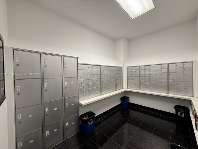 Building Photo - 3000 Coral Wy