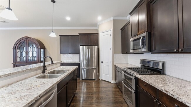 Building Photo - 922 W 20th St