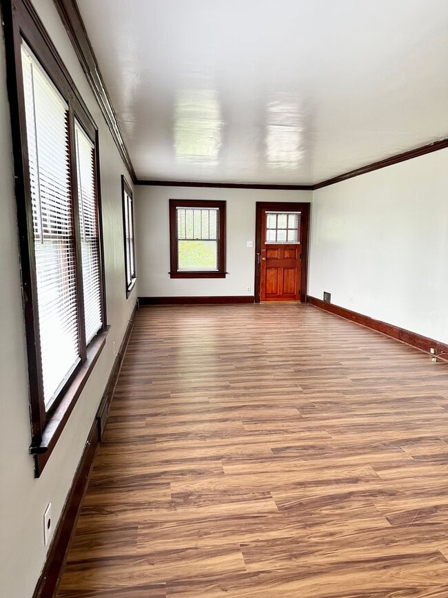 Building Photo - Charming Southside 2 Bedroom is Move-In Re...