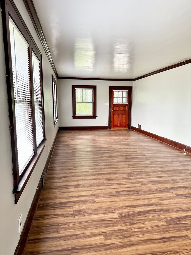 Building Photo - NO RENT until 2026! Lock in your new home now and enjoy the rest of the year rent-free! The depos...