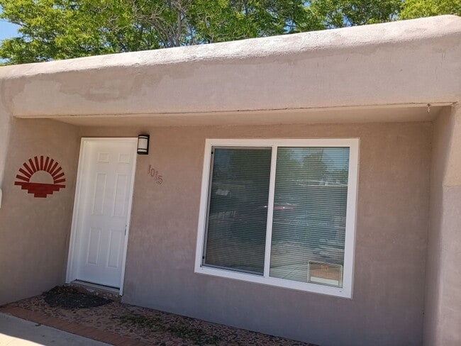 Building Photo - 3 Bedroom, 1 Bath Home Located in NE ABQ! ...