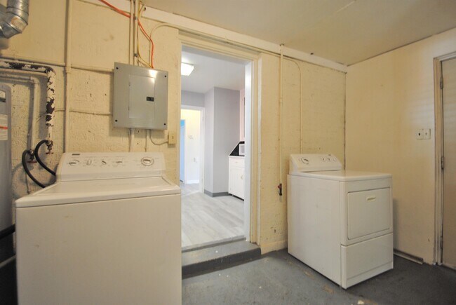 Building Photo - 1041 Bonneville Ave