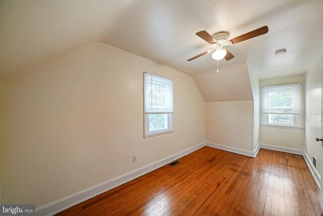 Building Photo - 624 Armstrong Ave