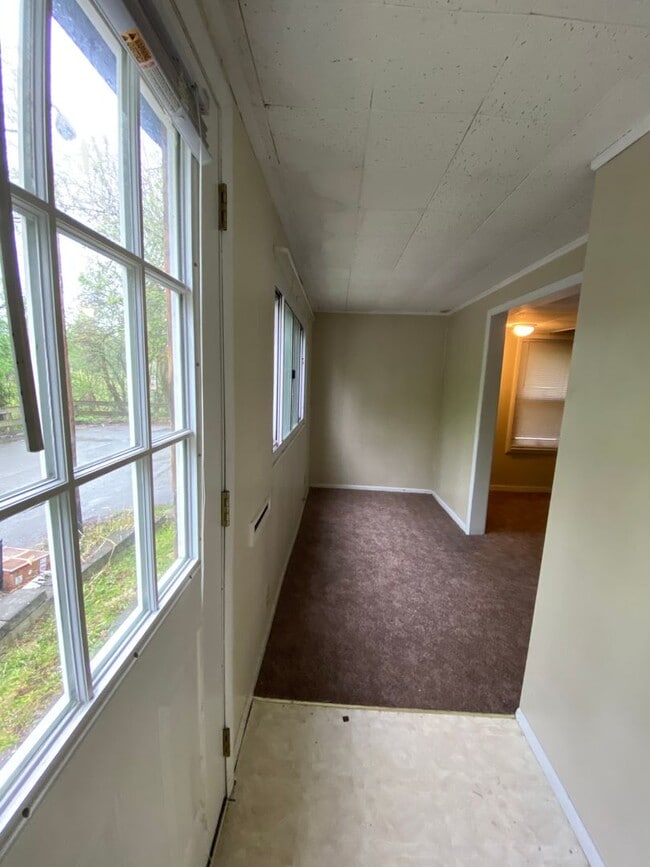 Building Photo - AVAILABLE MAY 2026 - Check out this 2 Bedroom Home w/ Garage in Duquesne Heights!