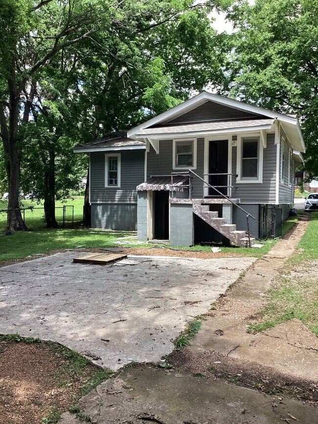 Building Photo - 2404 Whitesburg Dr