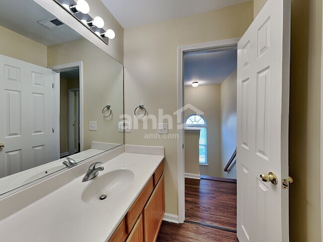 Building Photo - 3005 Quail Oaks Dr