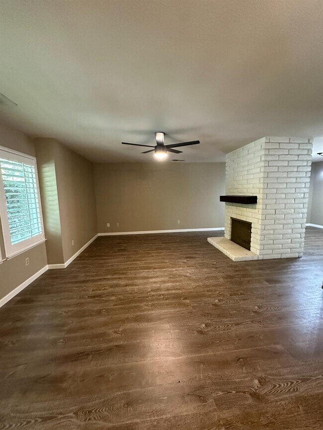 Building Photo - 5072 N Forkner Ave