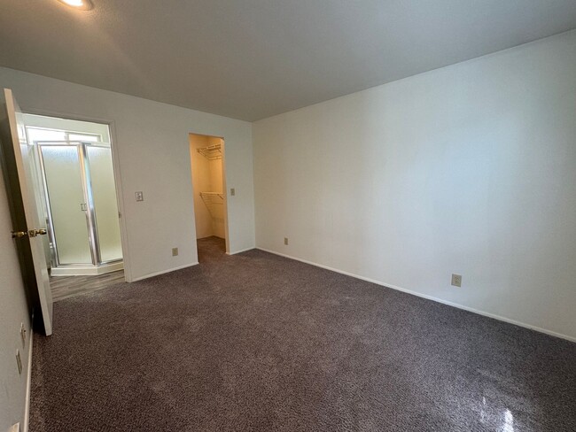 Building Photo - 3 Bedroom 2 Bathroom Duplex Walking Distan...