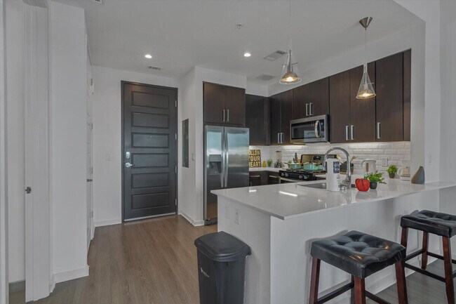 Building Photo - 2022 Holcombe Blvd