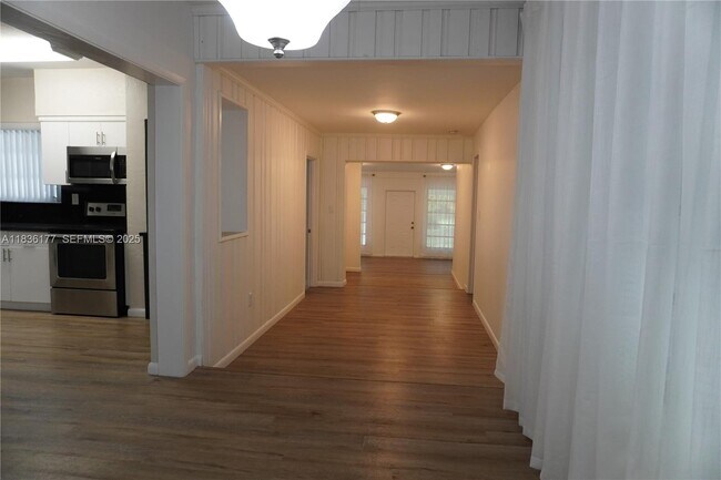 Building Photo - 7800 SW 69th Ave