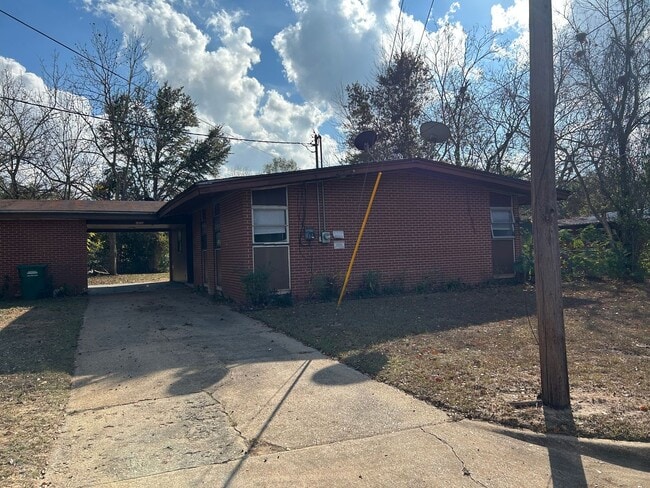 Building Photo - 1926 Skylane Dr