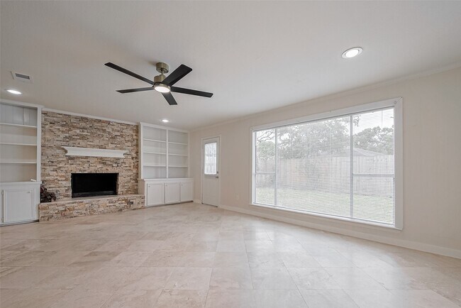 Building Photo - 13731 Greenway Dr