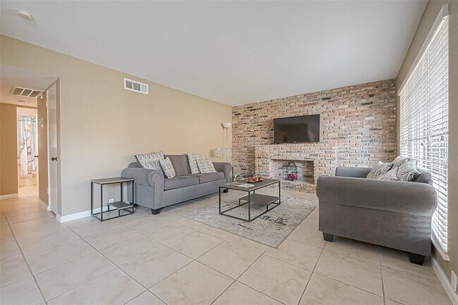 Building Photo - 2101 Fountain View Dr